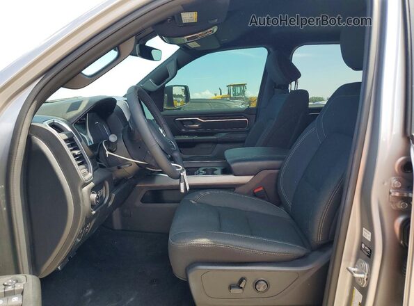 1C6RREFG4SN712345 2025 RAM 1500 Silver წინა სალონის ხედი