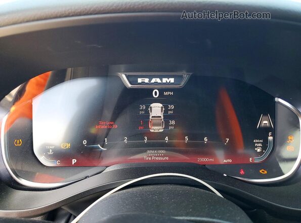 1C6RREFG4SN712345 2025 RAM 1500 Silver ხელსაწყოთა პანელის ხედი
