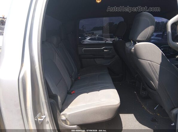 1C6RREFG5NN335819 2022 RAM 1500 Silver Widok naklejki z numerem VIN