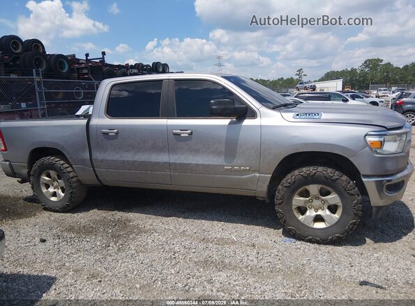 1C6RREFG5NN335819 2022 RAM 1500 Silver Widok wnętrza z tyłu