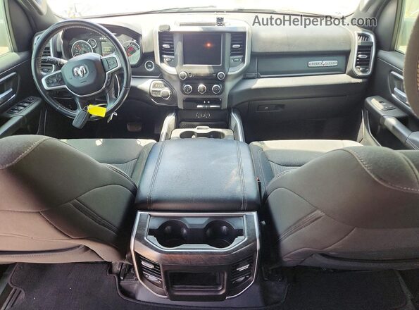 1C6RREFT6MN503253 2021 RAM 1500 Blue Widok deski rozdzielczej