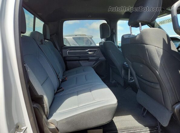 1C6RREFT7NN104577 2022 RAM 1500 White Widok tylnych siedzeń