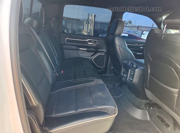 1C6RREJM0NN464161 2022 RAM 1500 White Widok tylnych siedzeń