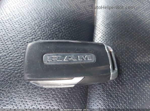 1C6RREJT4MN533262 2021 RAM 1500 White Widok deski rozdzielczej