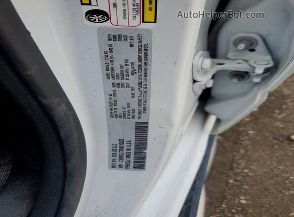 1C6RREJT5RN210023 2024 RAM 1500 White Widok komory silnika