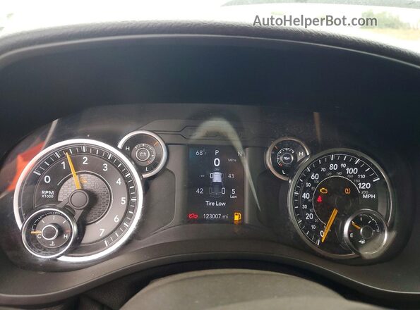 1C6RRFCG4LN264958 2020 RAM 1500 White Вид щитка приладів