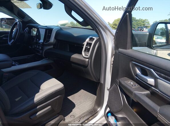 1C6RRFFG6NN459815 2022 RAM 1500 Silver Widok wnętrza z przodu