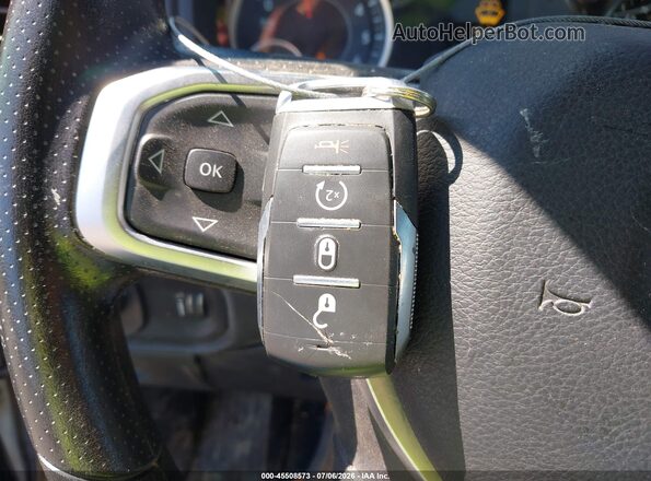 1C6RRFGG8SN674252 2025 RAM 1500 Белый Вид панели приборов