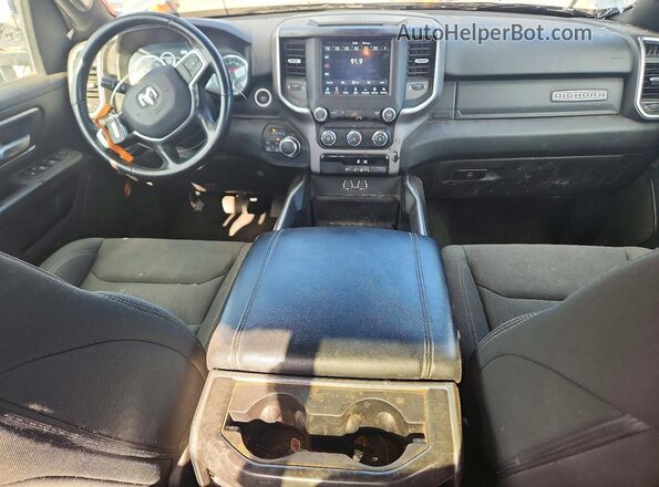 1C6SRFBT0MN615088 2021 RAM 1500 Gray Widok deski rozdzielczej