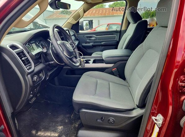 1C6SRFBT1LN215488 2020 RAM 1500 Красный Вид салона спереди