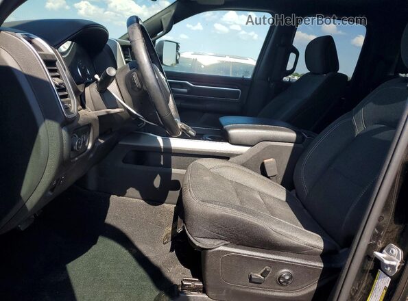 1C6SRFBT8KN736237 2019 RAM 1500 Черный Вид салона спереди