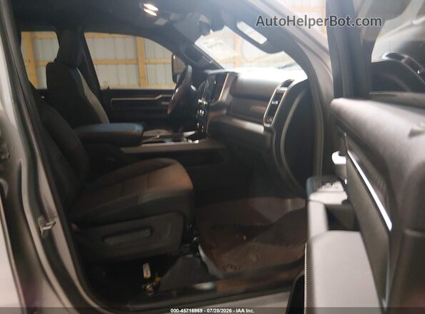 1C6SRFFP2TN167514 2026 RAM 1500 Silver Vista interior delantera