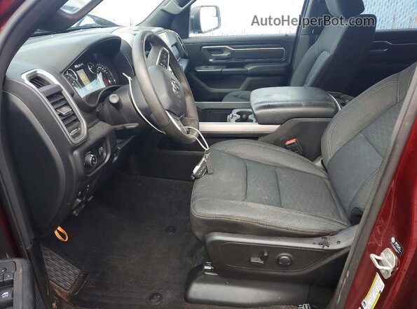 1C6SRFFP3SN670841 2025 RAM 1500 Red Widok wnętrza z przodu
