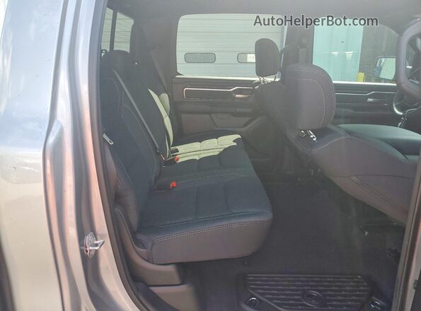 1C6SRFFP8SN720231 2025 RAM 1500 Gray Widok tylnych siedzeń