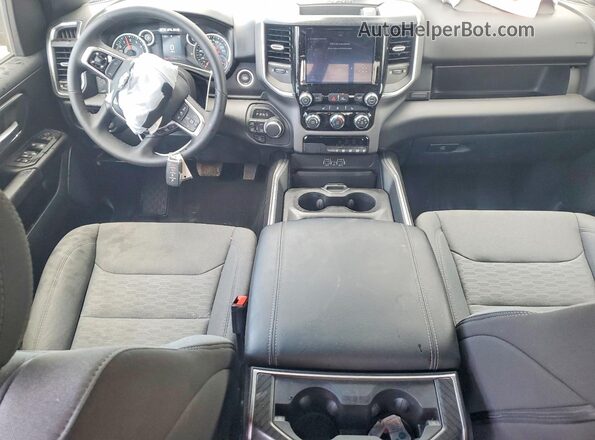1C6SRFFP9SN643398 2025 RAM 1500 Burgundy Widok deski rozdzielczej