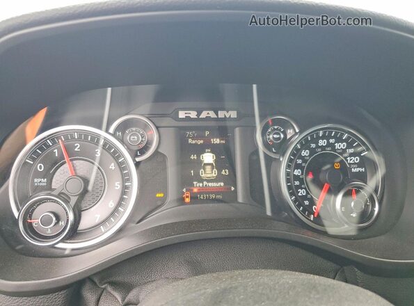 1C6SRFFT1KN649189 2019 RAM 1500 Black ხელსაწყოთა პანელის ხედი