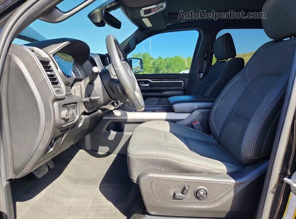 1C6SRFFT5KN907469 2019 RAM 1500 Black Front interior view