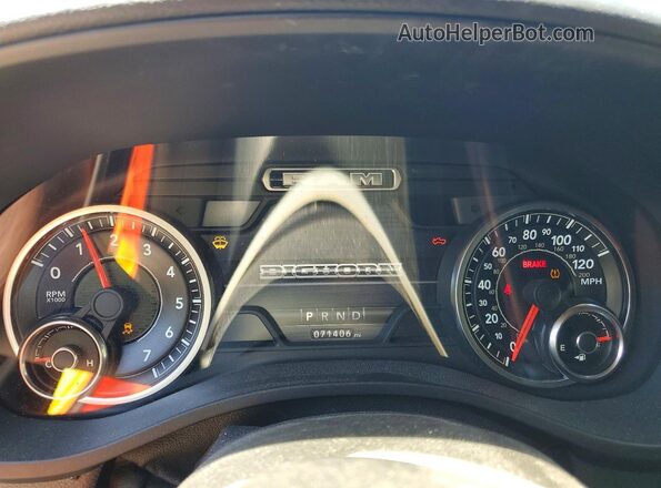 1C6SRFFTXKN668243 2019 RAM 1500 Silver ხელსაწყოთა პანელის ხედი