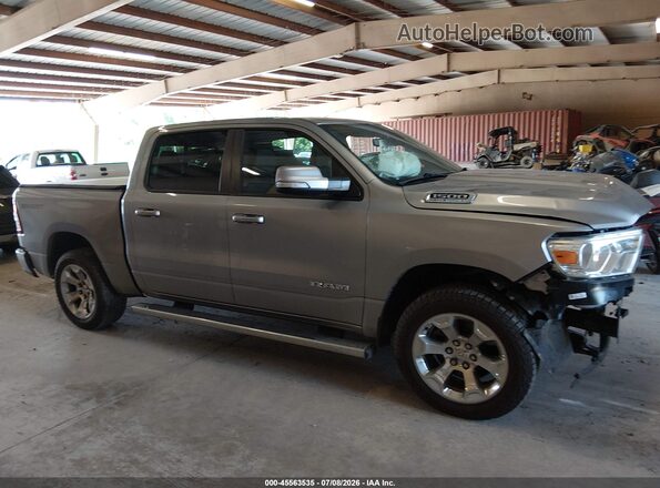 1C6SRFFTXMN525652 2021 RAM 1500 Серебряный Вид задней части салона