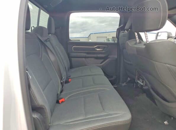 1C6SRFFTXMN586418 2021 RAM 1500 White Widok tylnych siedzeń