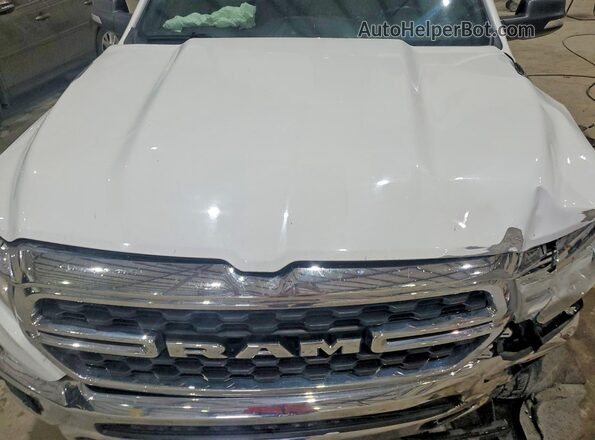 1C6SRFFTXNN158902 2022 RAM 1500 White Rear interior view
