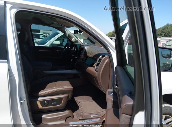 1C6SRFHP1SN712565 2025 RAM 1500 White Vista interior delantera