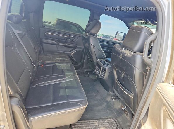 1C6SRFHT2NN403561 2022 RAM 1500 Silver Widok tylnych siedzeń