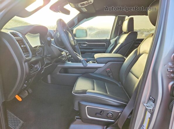 1C6SRFJP3TN255513 2026 RAM 1500 Silver Vista interior delantera