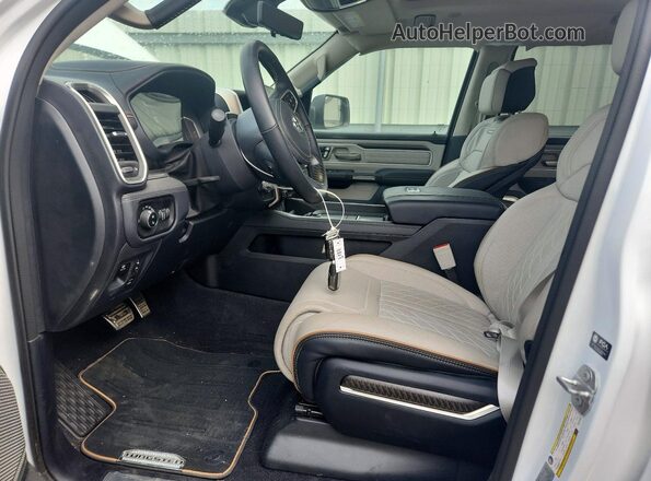 1C6SRFKP4SN702184 2025 RAM 1500 White Widok wnętrza z przodu