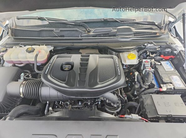 1C6SRFKP4SN702184 2025 RAM 1500 White Widok wnętrza z tyłu