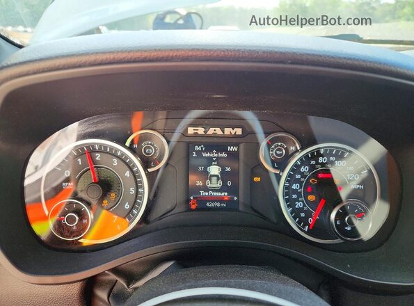 1C6SRFNP7SN545729 2025 RAM 1500 Белый Вид щитка приборов