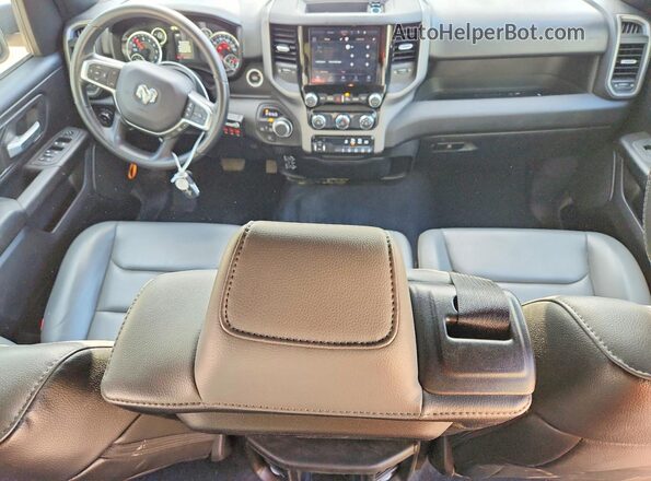 1C6SRFNP7SN545729 2025 RAM 1500 Белый Вид панели приборов