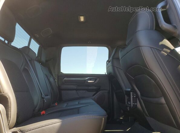 1C6SRFVT8RN102397 2024 RAM 1500 Silver Vista de los asientos traseros