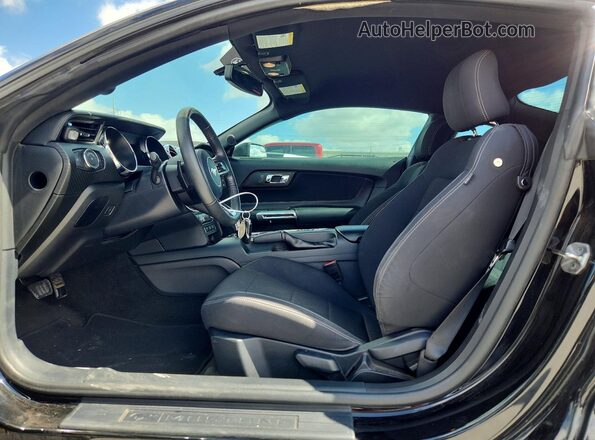 1FA6P8AM0H5226954 2017 FORD MUSTANG Черный Вид салона спереди