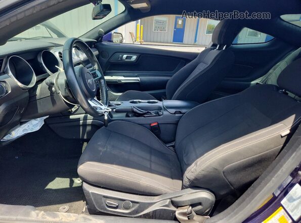 1FA6P8CF5J5122867 2018 FORD MUSTANG Синий Вид салона спереди