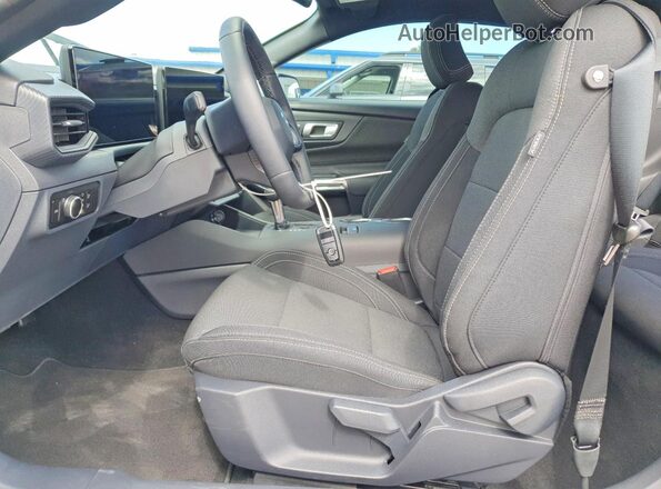 1FA6P8TH5T5101800 2026 FORD MUSTANG White Widok wnętrza z przodu