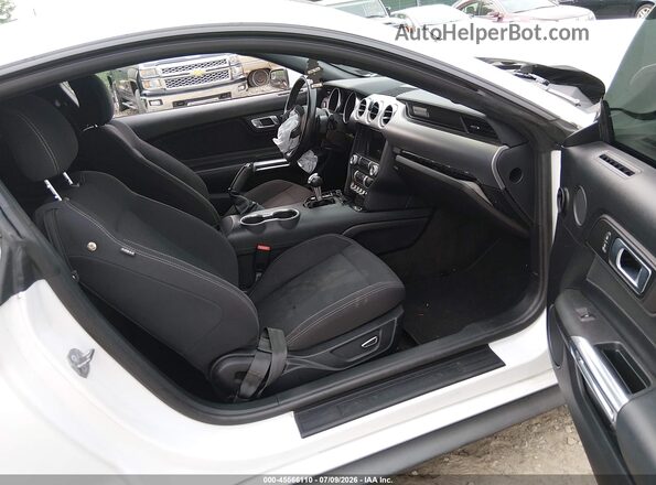 1FA6P8THXJ5162492 2018 FORD MUSTANG Белый Вид салона спереди