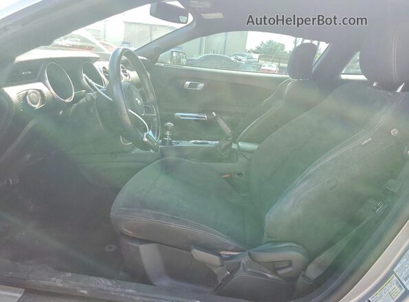 1FA6P8THXL5122822 2020 FORD MUSTANG Серебряный Вид салона спереди