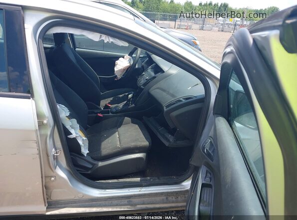 1FADP3E26JL310362 2018 FORD FOCUS Серебряный Вид салона спереди