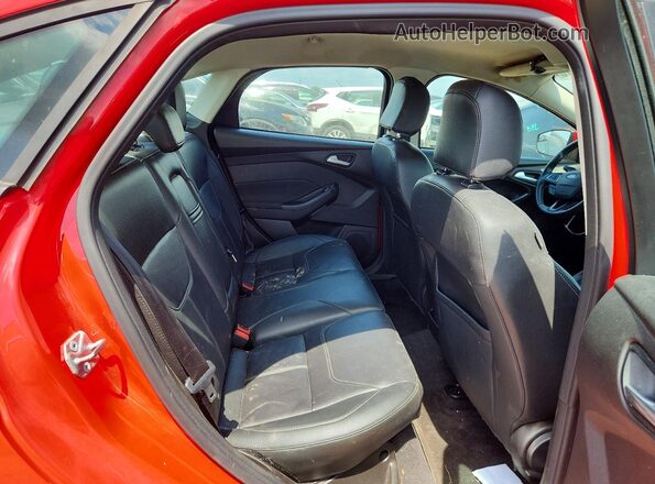 1FADP3F20GL296885 2016 FORD FOCUS Red Vista de los asientos traseros
