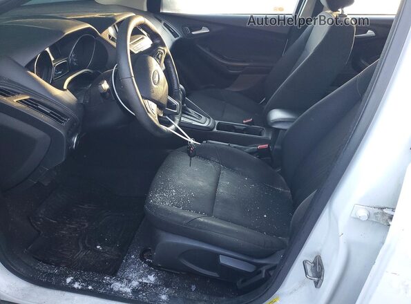 1FADP3F20HL236302 2017 FORD FOCUS Белый Вид салона спереди
