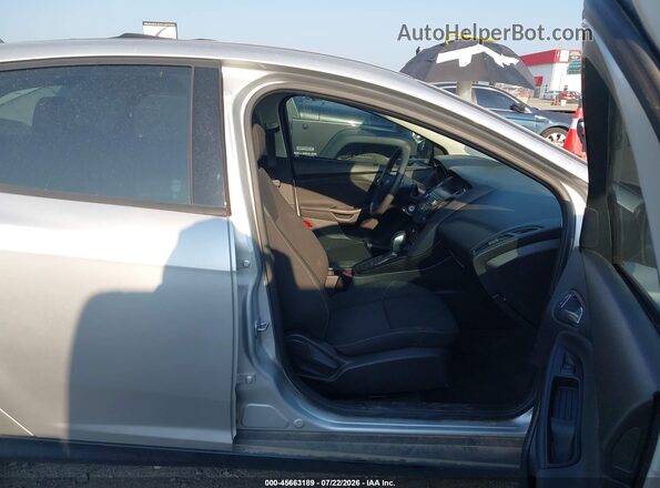 1FADP3F20JL302904 2018 FORD FOCUS Silver Vista interior delantera