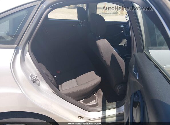 1FADP3F23JL328607 2018 FORD FOCUS Silver VIN կոդի պիտակի տեսք