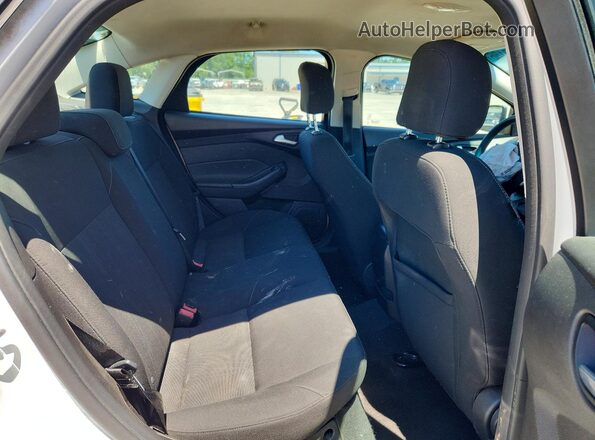 1FADP3F24GL270192 2016 FORD FOCUS White Rear seats view