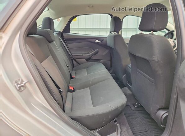 1FADP3F24JL264612 2018 FORD FOCUS Silver Vista de los asientos traseros
