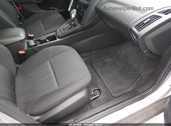 1FADP3F24JL328292 2018 FORD FOCUS Серебряный Вид салона спереди