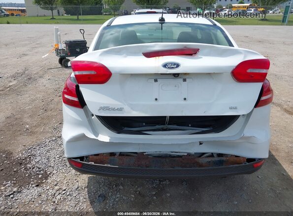 1FADP3F25JL215631 2018 FORD FOCUS White Widok z przodu