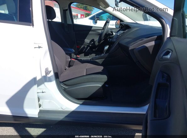 1FADP3F25JL328544 2018 FORD FOCUS White Вид салону спереду
