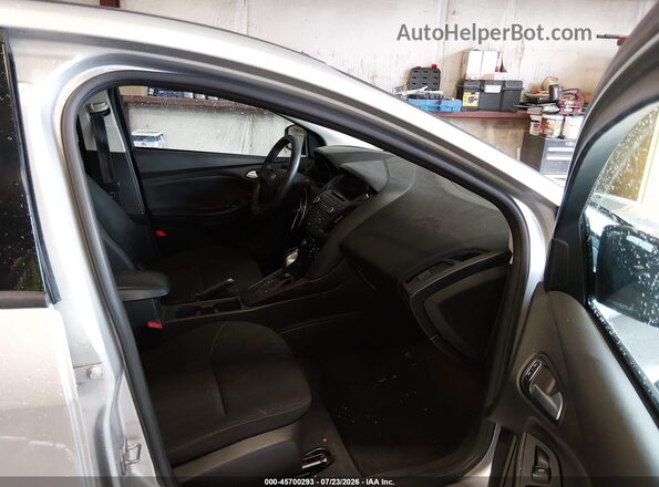1FADP3F26HL228382 2017 FORD FOCUS Silver წინა სალონის ხედი