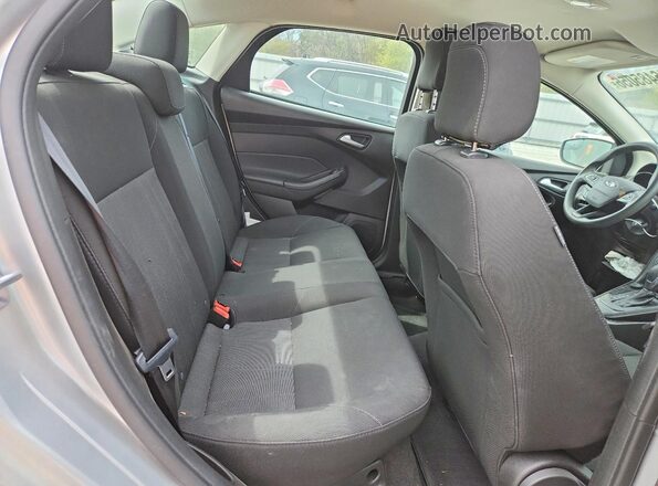 1FADP3F26JL327290 2018 FORD FOCUS Silver Widok tylnych siedzeń